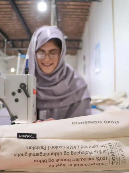 Dame som syr handlenett