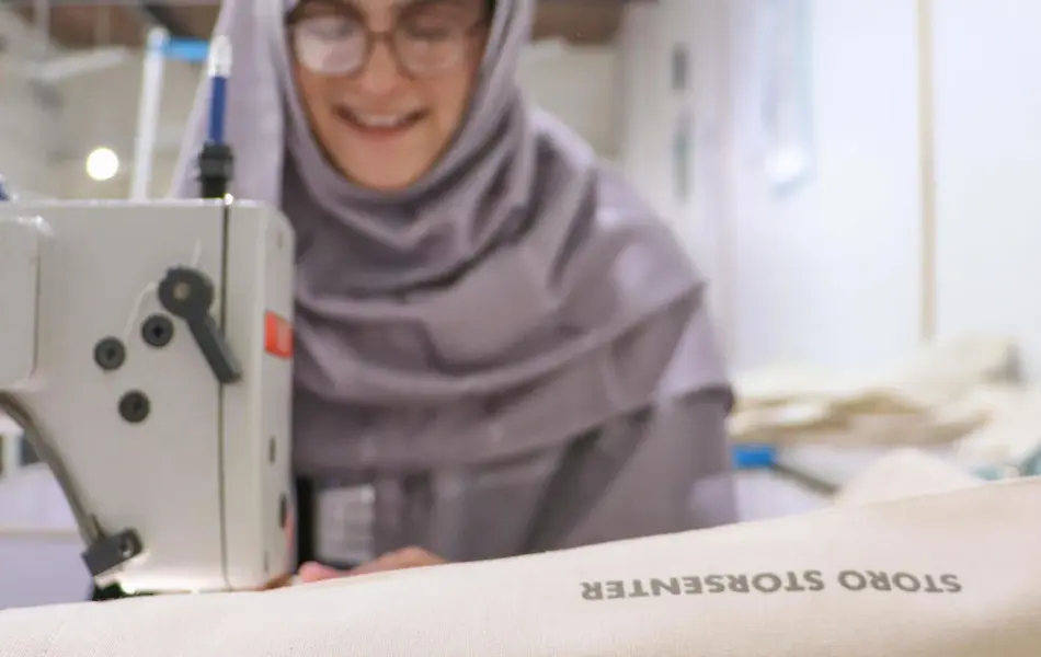 Dame som syr handlenett