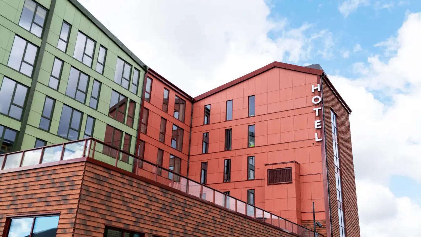 Fasade sett nedenfra. Utvendige vegger er rød og grønne. 