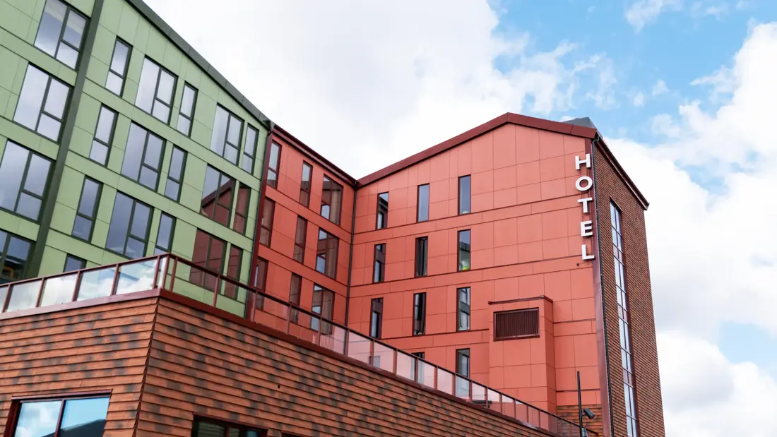 Fasade sett nedenfra. Utvendige vegger er rød og grønne. 