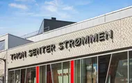 Thon Senter Strømmen fasade, med logo på vegg over vinduer.