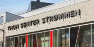 Thon Senter Strømmen fasade, med logo på vegg over vinduer.