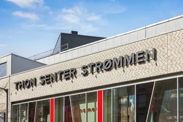 Thon Senter Strømmen fasade, med logo på vegg over vinduer.