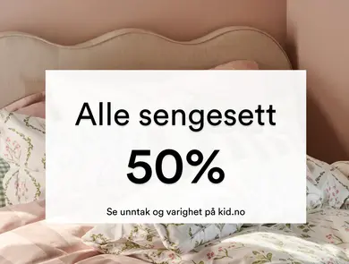 Lyst blomstrete sengetøy i et brunrosa farget rom