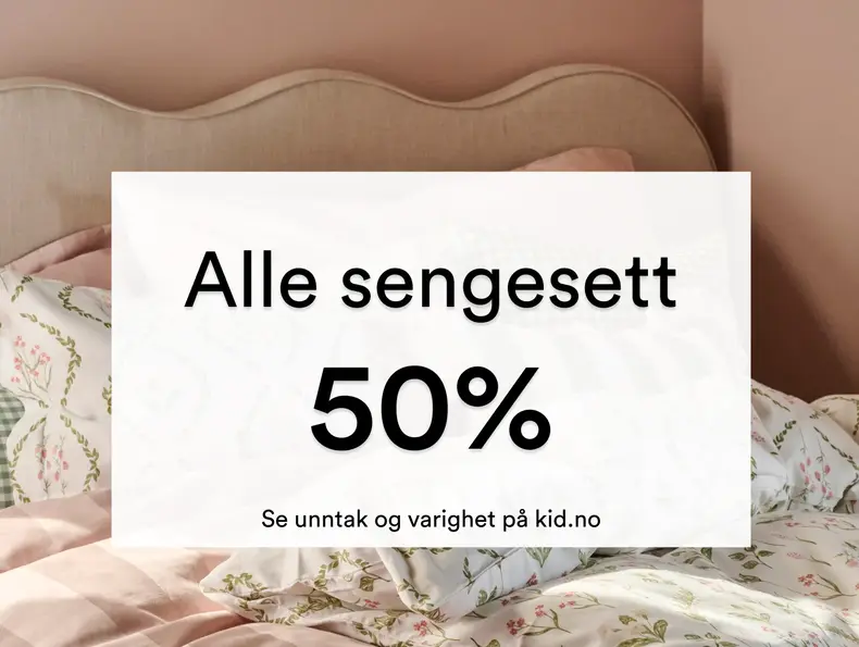 Lyst blomstrete sengetøy i et brunrosa farget rom