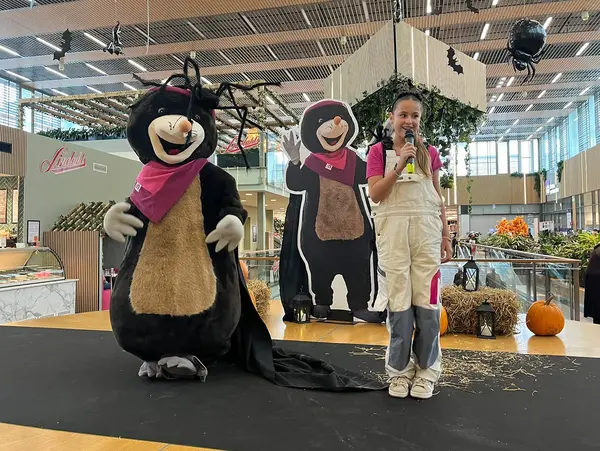 Maskoten Mirre Mullvad och Mira dansar på scen i Mirum Galleria