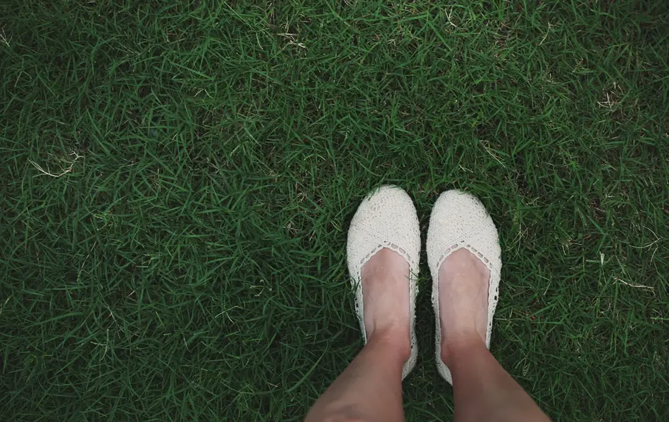 Nærbilder av ballerinasko i heklet stoff