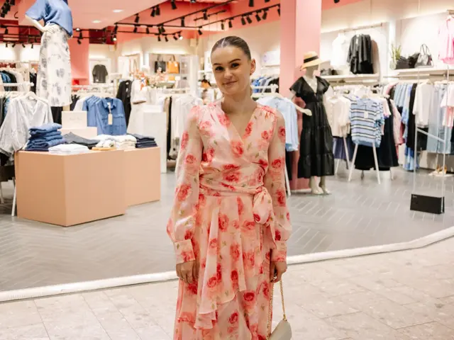 Dame med sommerkjole