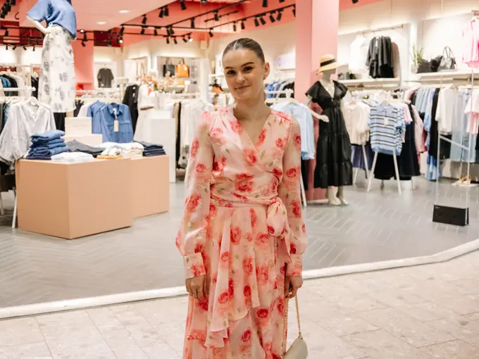 Dame med sommerkjole