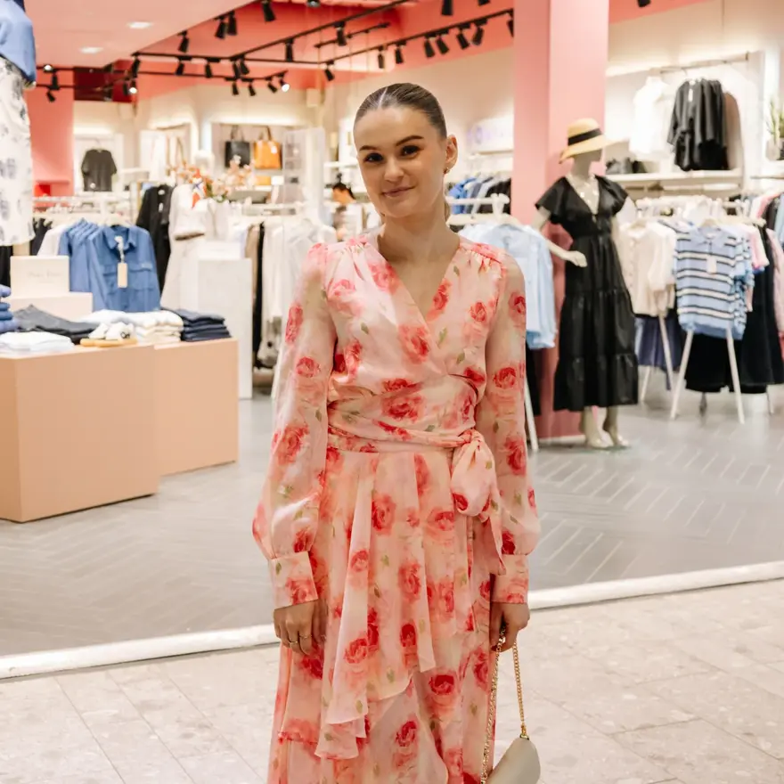 Dame med sommerkjole