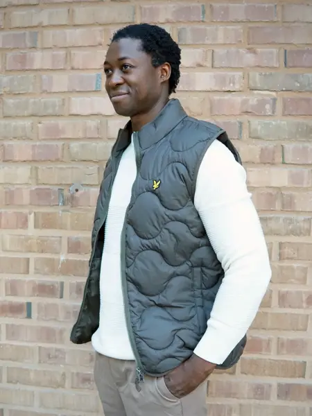 Man med grønn boble vest