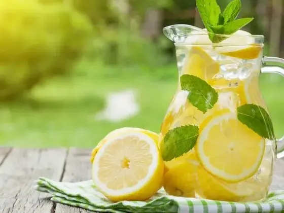 sitronsaft i en mugge og masse sitroner