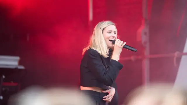 Artisten Dagny som fremfører på en scene