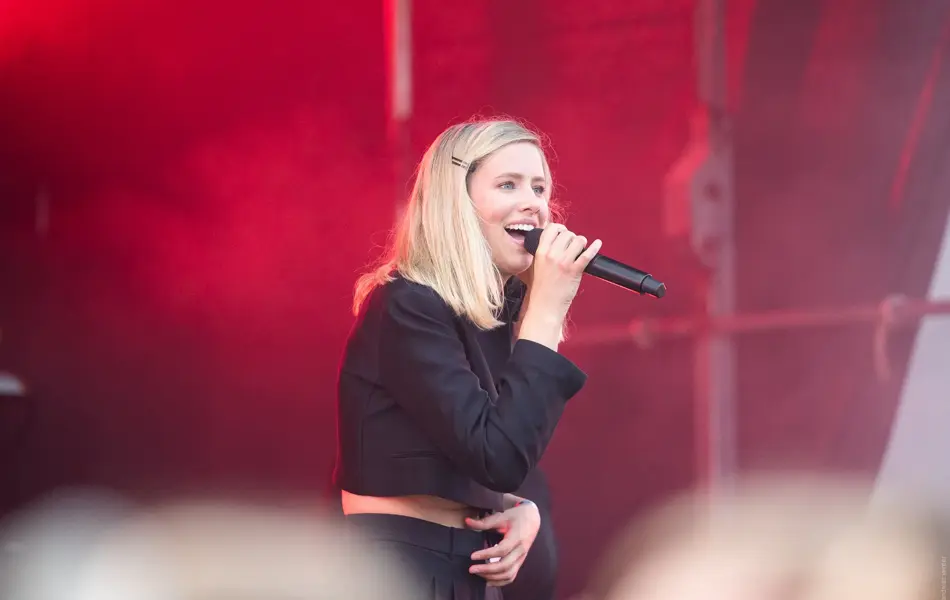 Artisten Dagny som fremfører på en scene