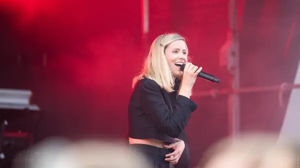 Artisten Dagny som fremfører på en scene
