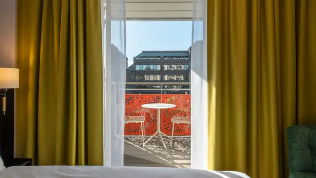 Utsikt fra rommet til balkongen på standard dobbeltrom