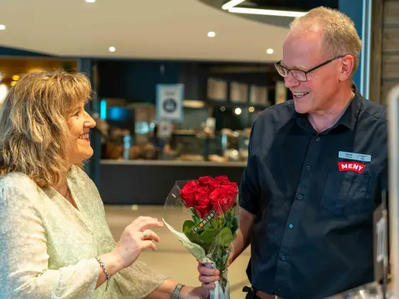 forelsket par som holder roser