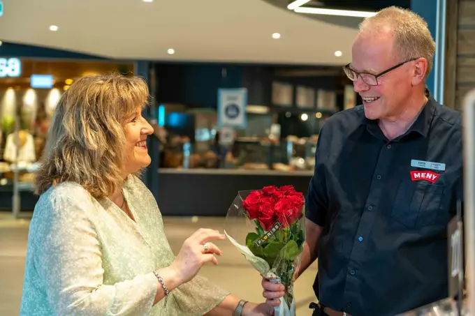 forelsket par som holder roser