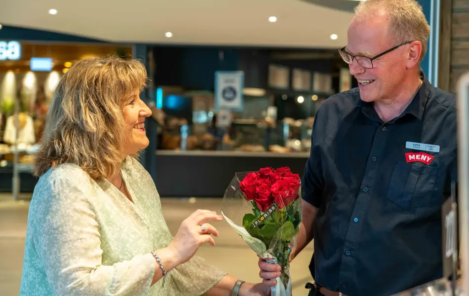 forelsket par som holder roser