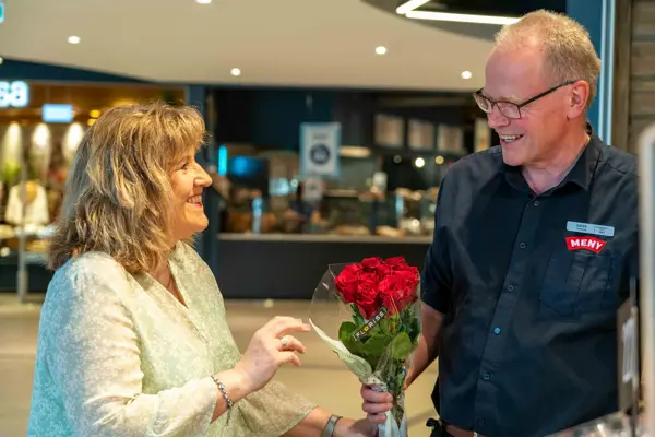 forelsket par som holder roser