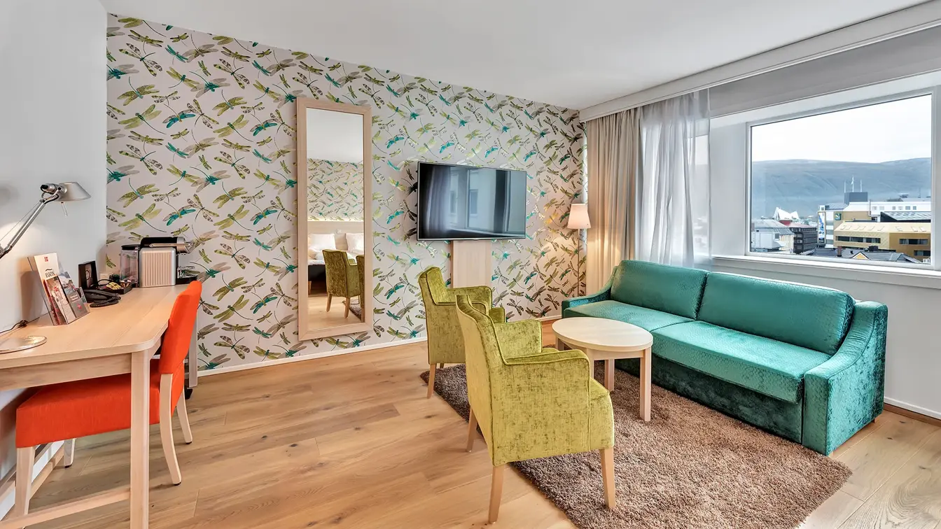 Sittegruppe, sofa og vinduet på et businessrom på Thon Hotel Polar