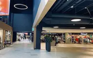 Bildet viser kjøpesenteret Østfoldhallene i Fredrikstad. Man ser ulike butikker og folk som handler.