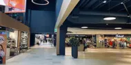 Bildet viser kjøpesenteret Østfoldhallene i Fredrikstad. Man ser ulike butikker og folk som handler.