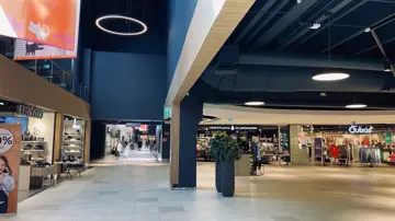Bildet viser kjøpesenteret Østfoldhallene i Fredrikstad. Man ser ulike butikker og folk som handler.
