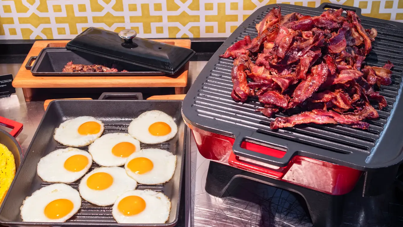 Frokostbuffet, varmmat, bacon, speilegg.