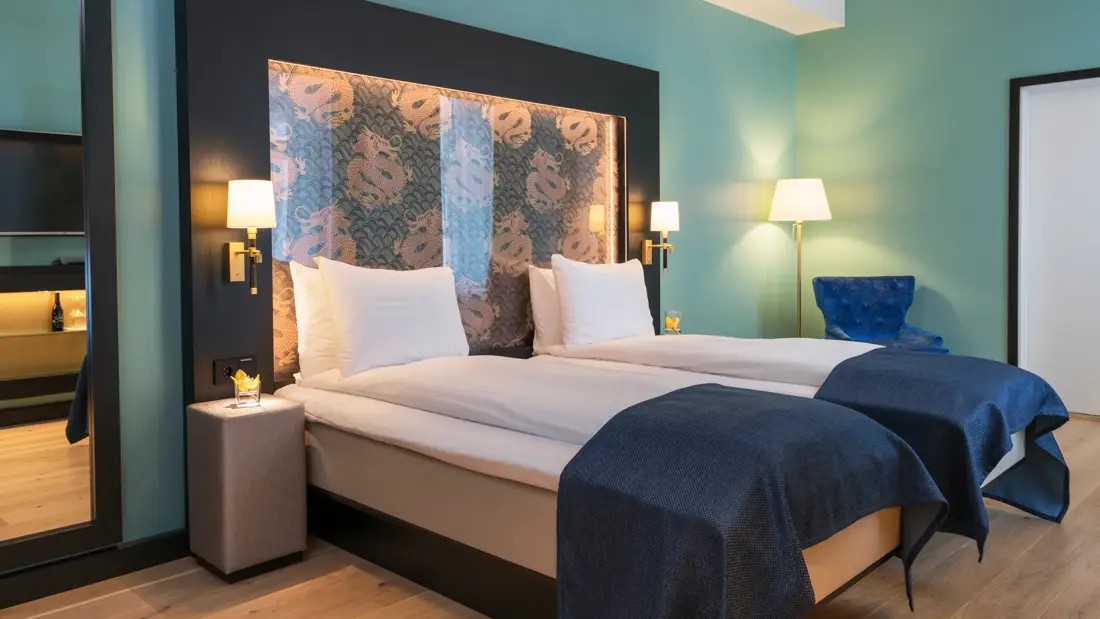 To enkeltsenger som står inntil hverandre på tvillingrom Thon Hotel Terminus i Oslo sentrum nær jernbanetorget