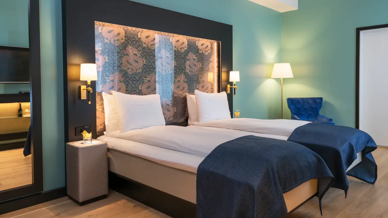 To enkeltsenger som står inntil hverandre på tvillingrom Thon Hotel Terminus i Oslo sentrum nær jernbanetorget