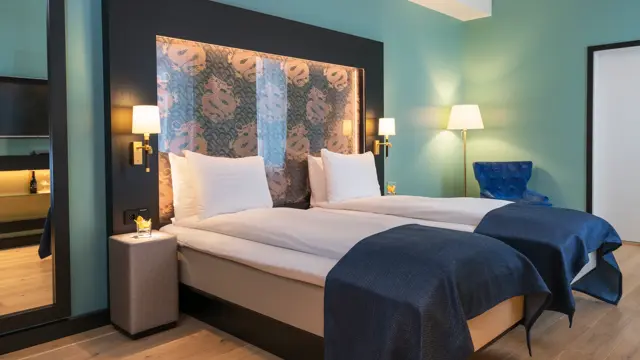 To enkeltsenger som står inntil hverandre på tvillingrom Thon Hotel Terminus i Oslo sentrum nær jernbanetorget