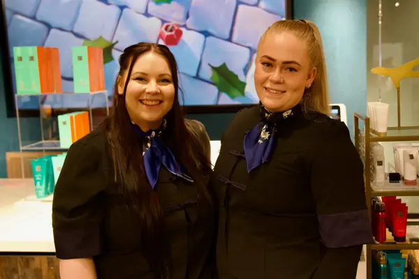 to medarbeidere i butikken