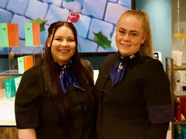 to medarbeidere i butikken