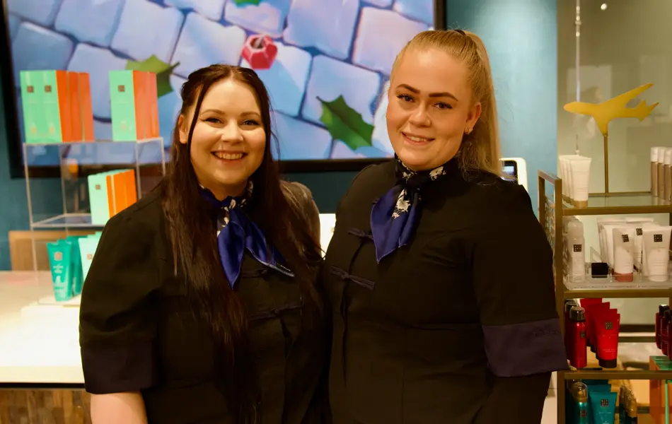 to medarbeidere i butikken