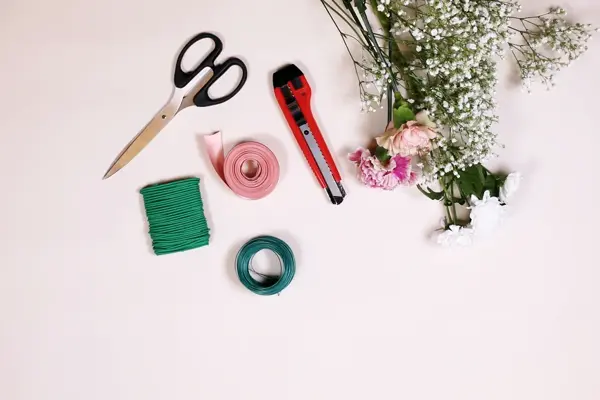 Dette er tingene du trenger: avskårne blomster, hyssing, undertråd og en skarp kniv.