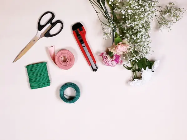 Dette er tingene du trenger: avskårne blomster, hyssing, undertråd og en skarp kniv.