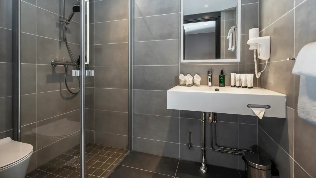 Thon_Hotel_Panorama_Standard_Room_Family_Bathroom