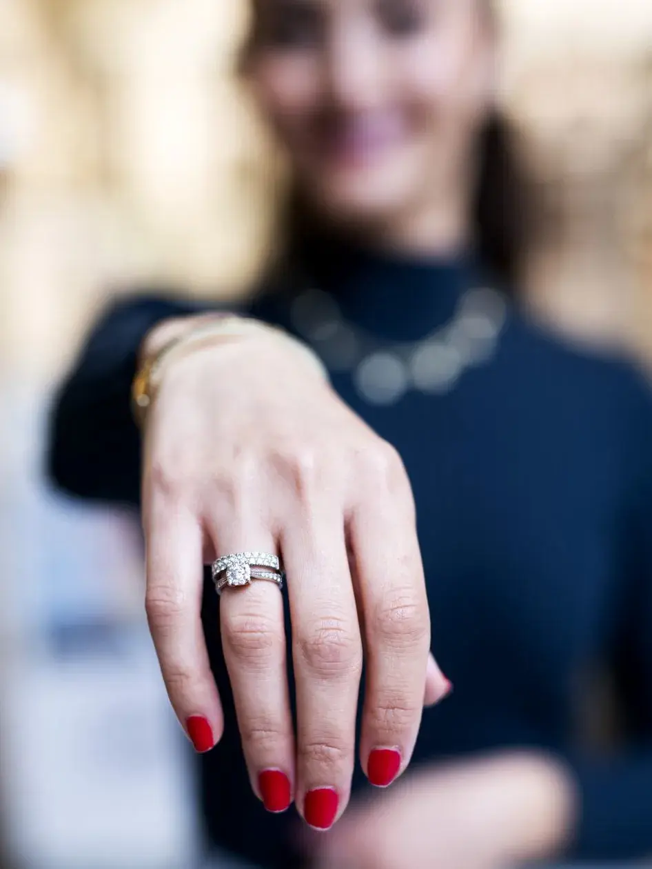 Jente holder frem hånden med en ring 