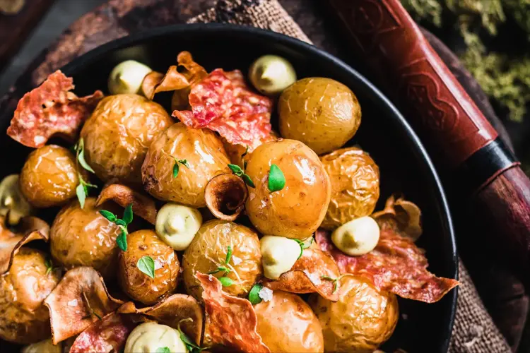 Tapaspoteter med sprø salami og ramsløkmajones.