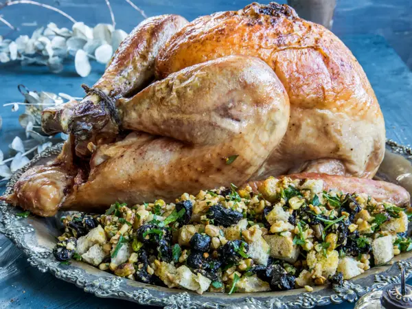 Helstekt kalkun på fat med brødstuffing