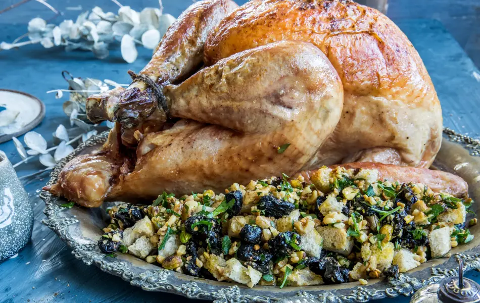 Helstekt kalkun på fat med brødstuffing