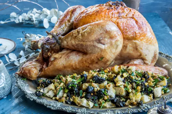 Helstekt kalkun på fat med brødstuffing