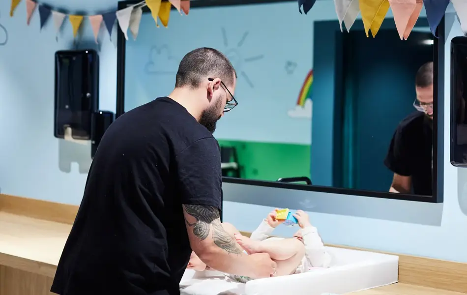 pappa steller babyen sin på stellerom/babylounge åsane storsenter