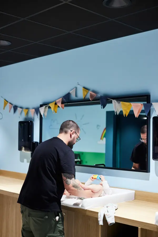 pappa steller babyen sin på stellerom/babylounge åsane storsenter