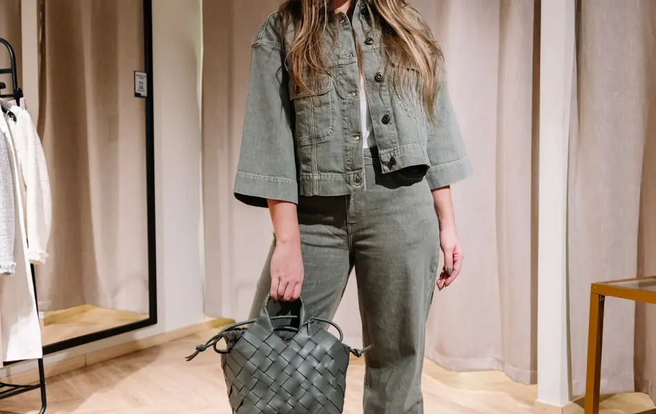 dame i vårklær står ved prøverom