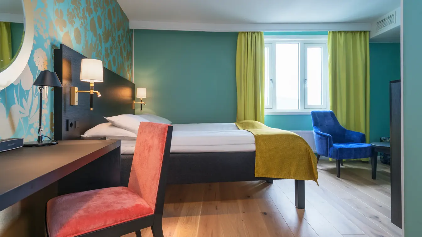 Skrivebord og seng i superior rom på Thon Hotel Nidaros i Trondheim