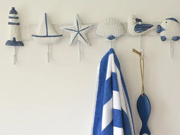 Knagger med maritim stil og blått-og hvit-stripete håndkle