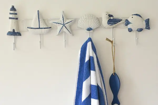 Knagger med maritim stil og blått-og hvit-stripete håndkle