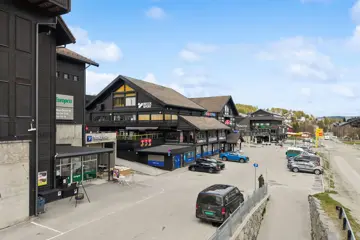 Thon Senter Geilo fasade, med parkeringsplass.